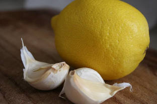 Garlic-lemon tincture-a very good assistant-to-cure-varicose-extension-veins