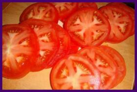 Tomatoes can help relieve pain and heaviness in the legs with varicose veins